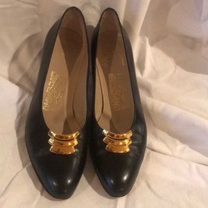 Vintage Salvatore Ferragamo leather black pumps.